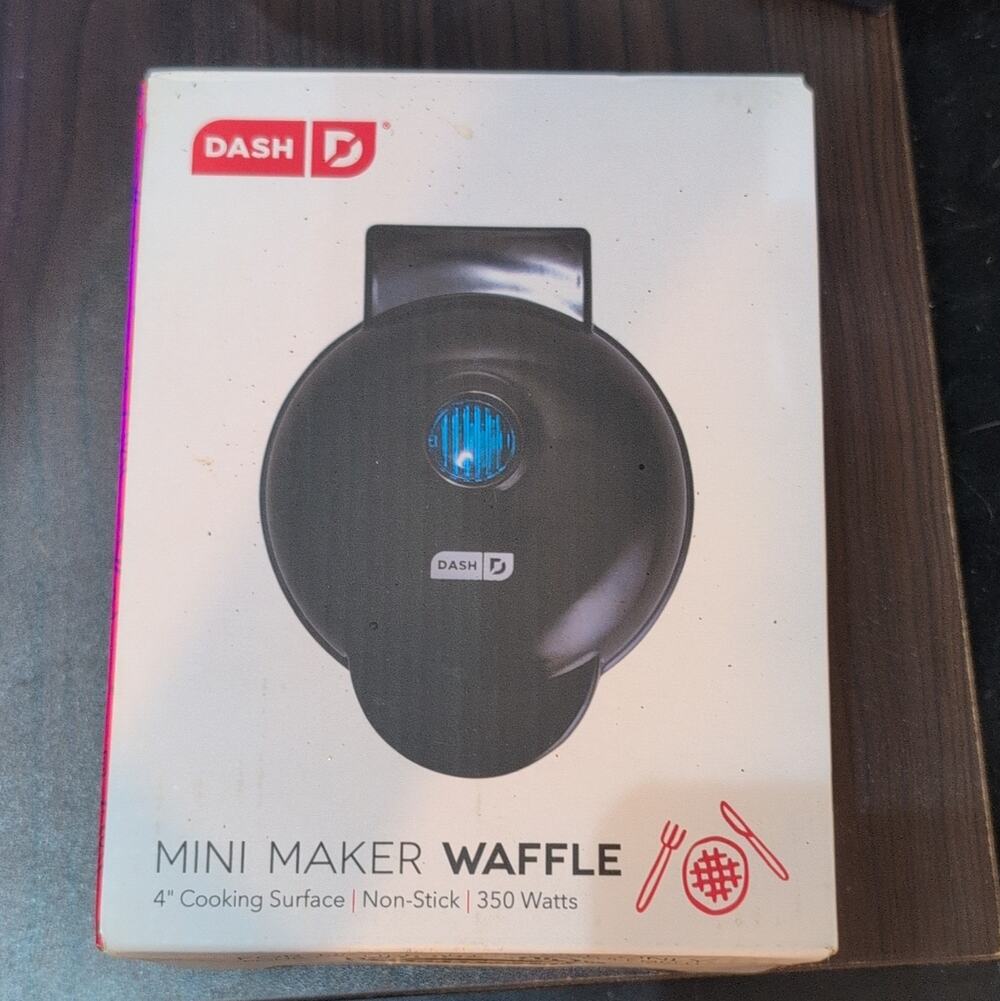 DASH Mini Standard Waffle Maker DMW001BK 4in Round Non-Stick 350W Black